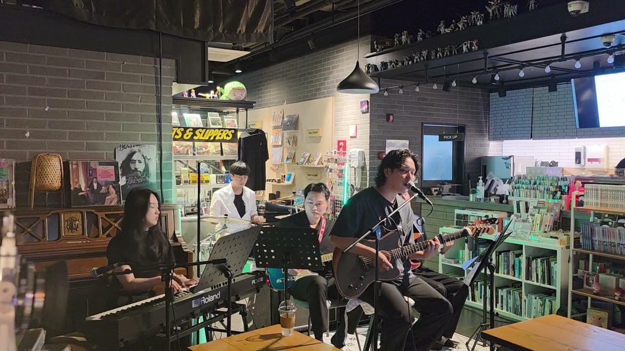 정장에 슬리퍼-모퉁이