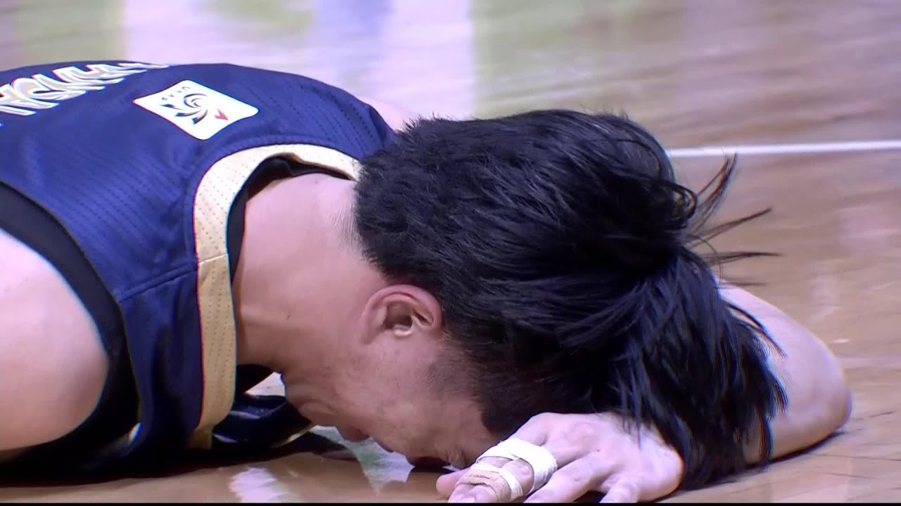 Jolo Manansala GOES DOWN AFTER AN AWKWARD LANDING in 4Q | UAAP Season 88 Men&rsquo;s Basketball