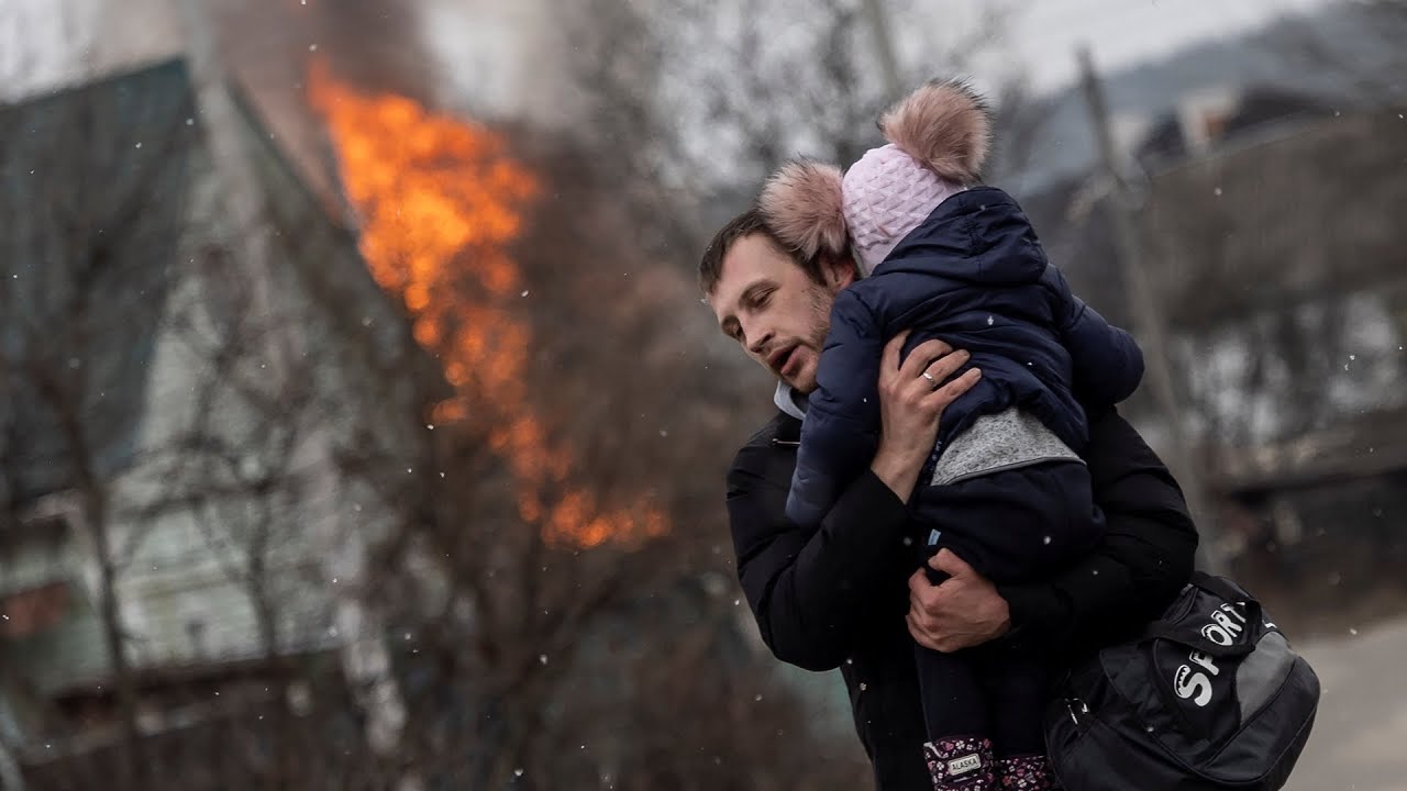 Residents and reporters run from heavy shelling in Irpin, Ukraine
