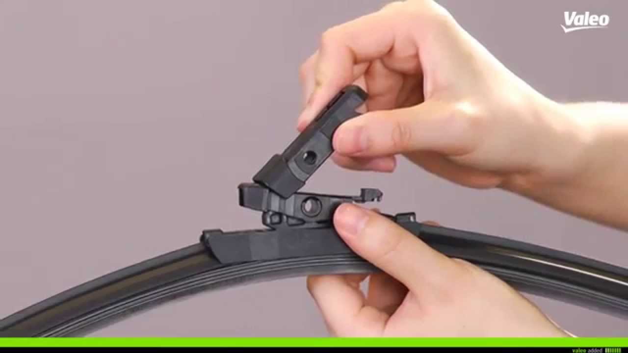 Install your Valeo First flat wiper blade with a Side Lock adaptor