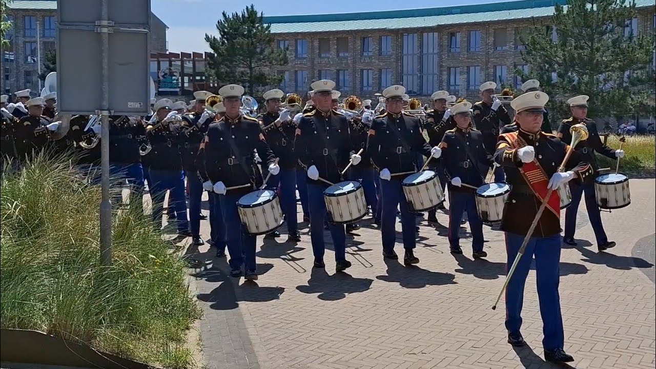 Parade at the beach katwijk, K&G Leiden - master of puppets