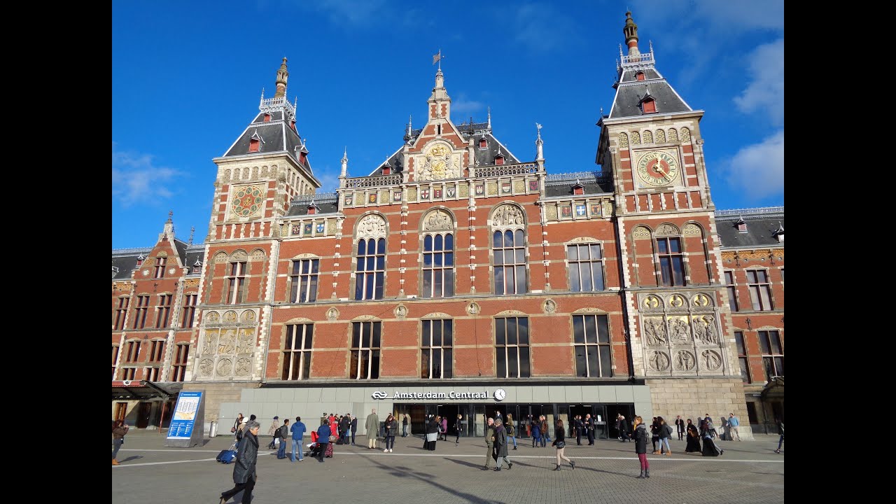 Amsterdam Centraal station piano playng