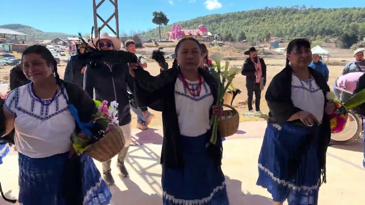 Las madrinas de Progreso bailando al son de los violines en la fiesta patronal de Abasolo.