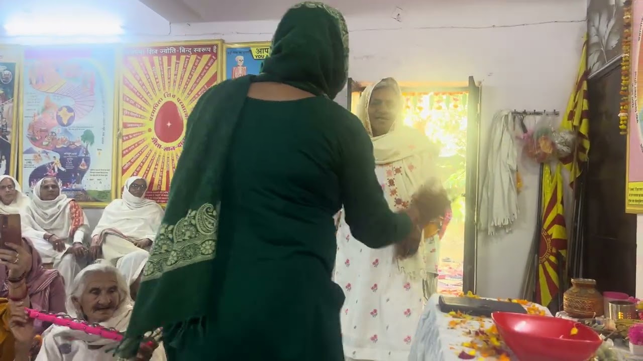 Sunder bhajan and good dance 