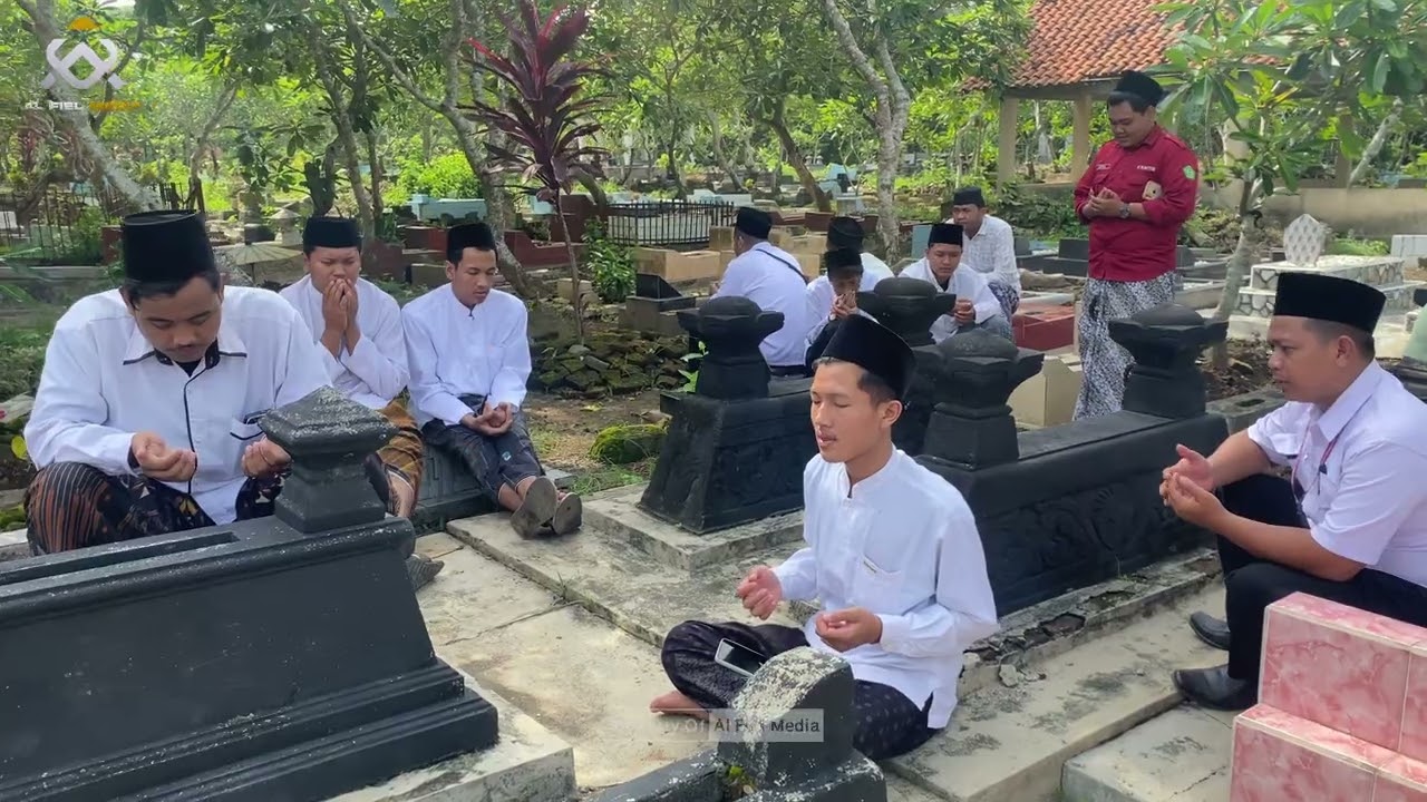 Ziarah bersama Keluarga Besar Pondok Pesantren Al Fiel Kesugihan ke Maqam KH. Akhmad Mu'allim