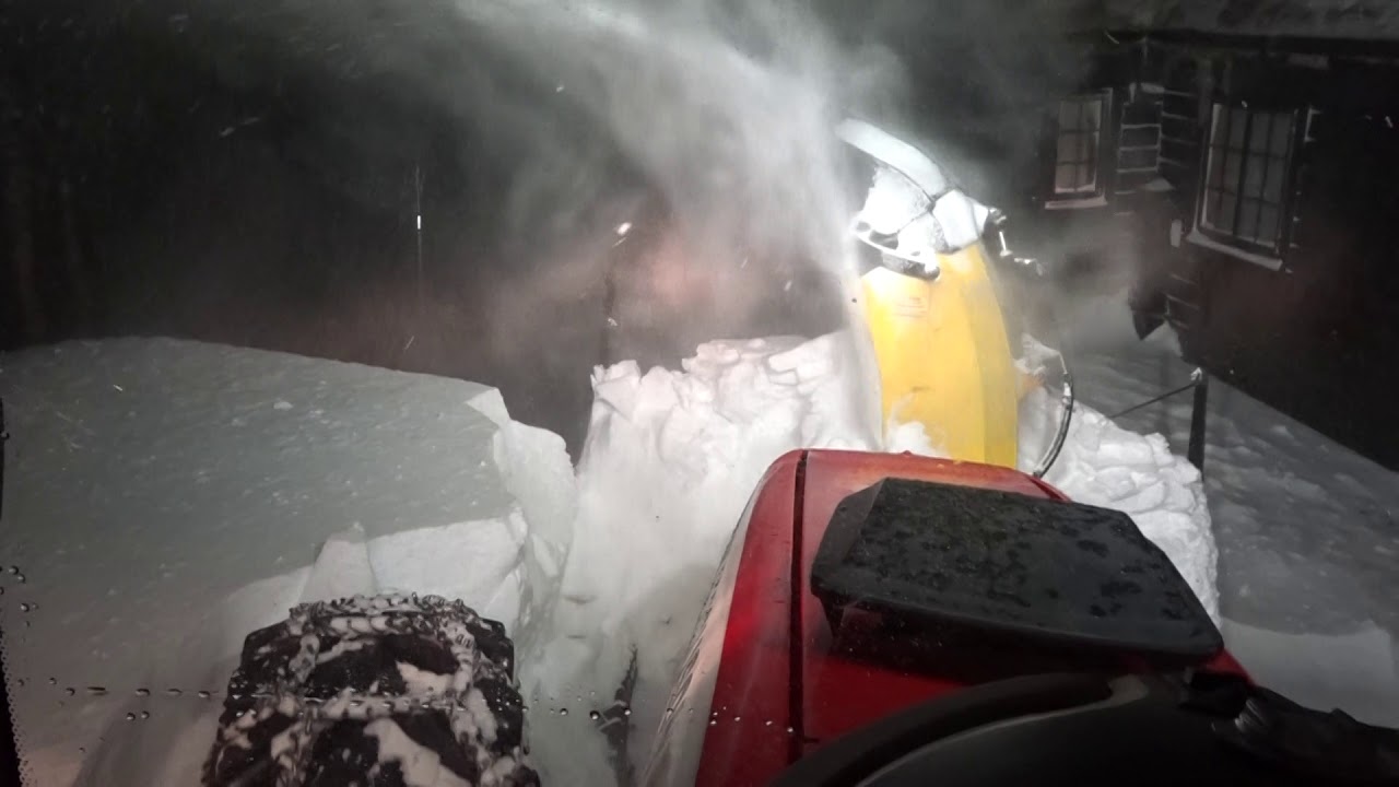 Dalen 2013 Frontmontert snøfreser tygger seg gjennom snøfonna til Surtekvæven 175