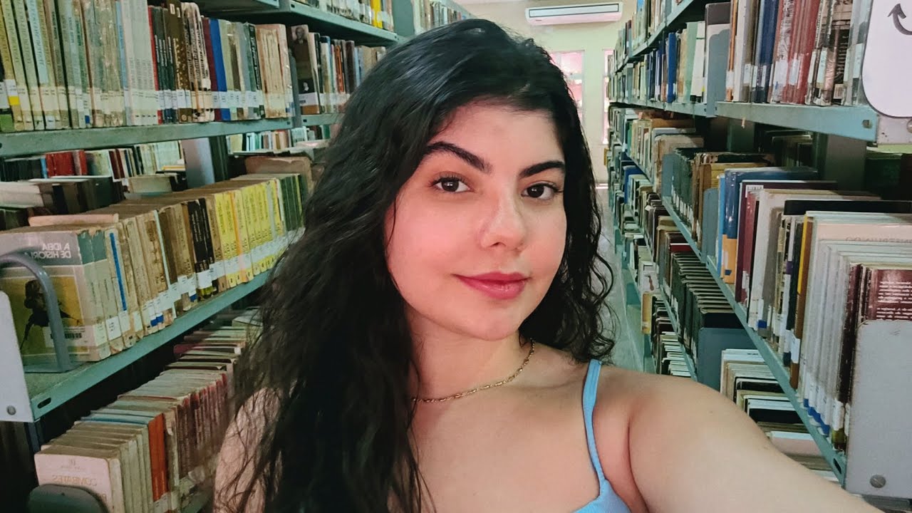 ASMR NA BIBLIOTECA: Tapping e scratching em livros + leitura com voz suave 📚 📖 📜