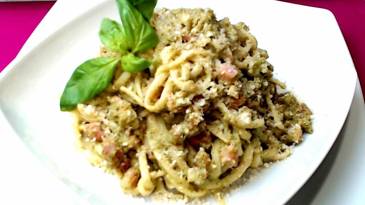 Linguine con crema di broccoli, noci e pancetta