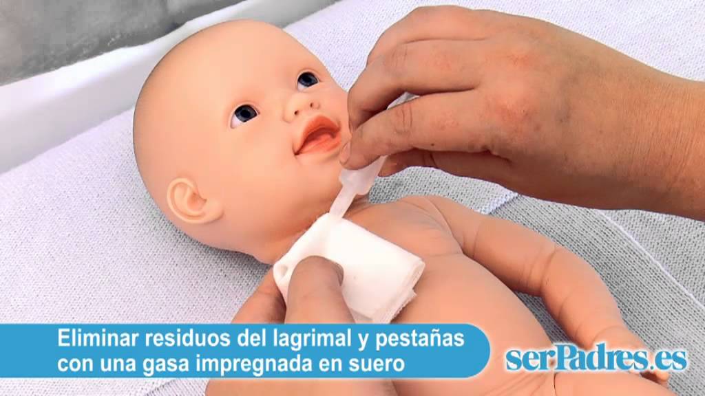 Cómo limpiar los ojos a un bebé