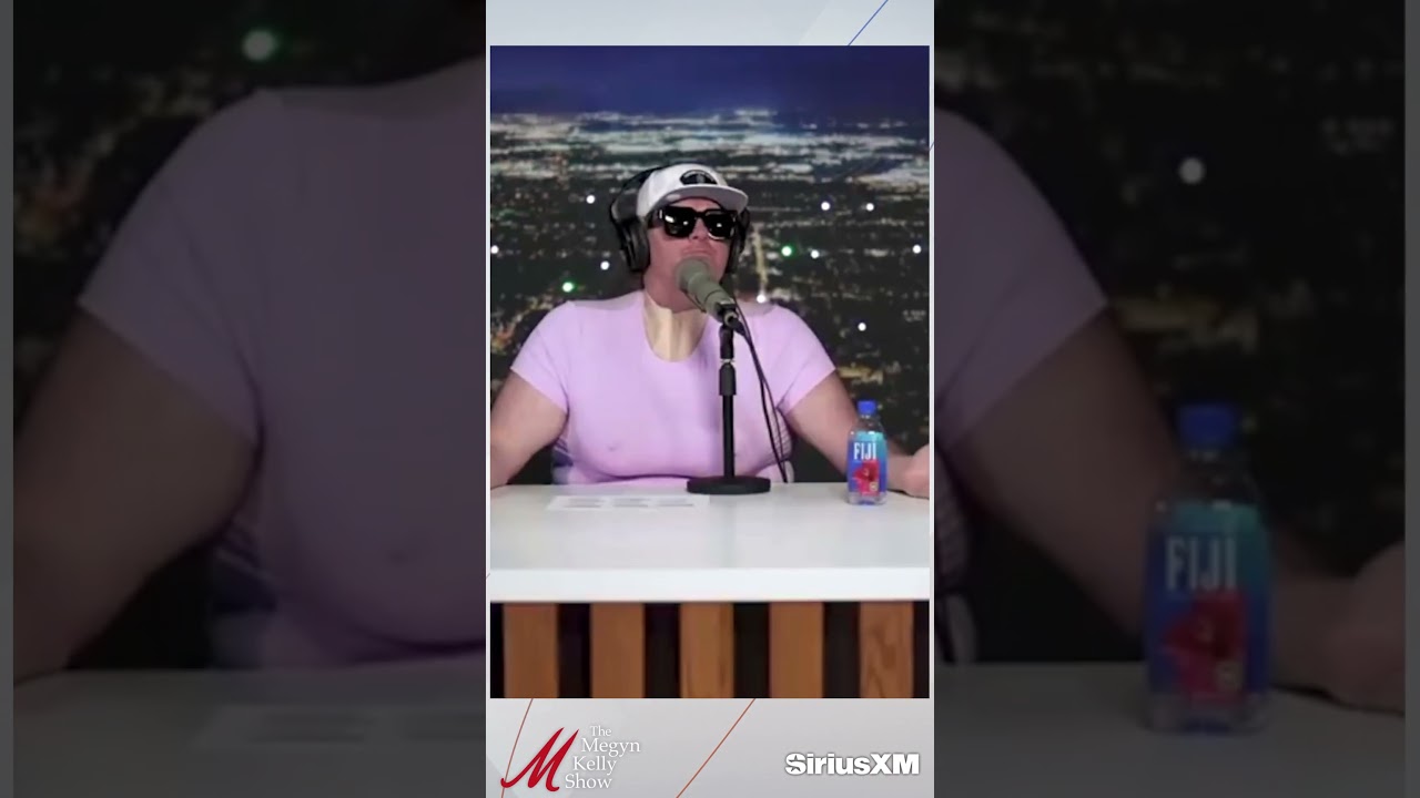 Мегин Келли и Эмили Джашински смеются над Тимом Диллоном, переодетым в Брайона, мужа Кристи Ноэм.