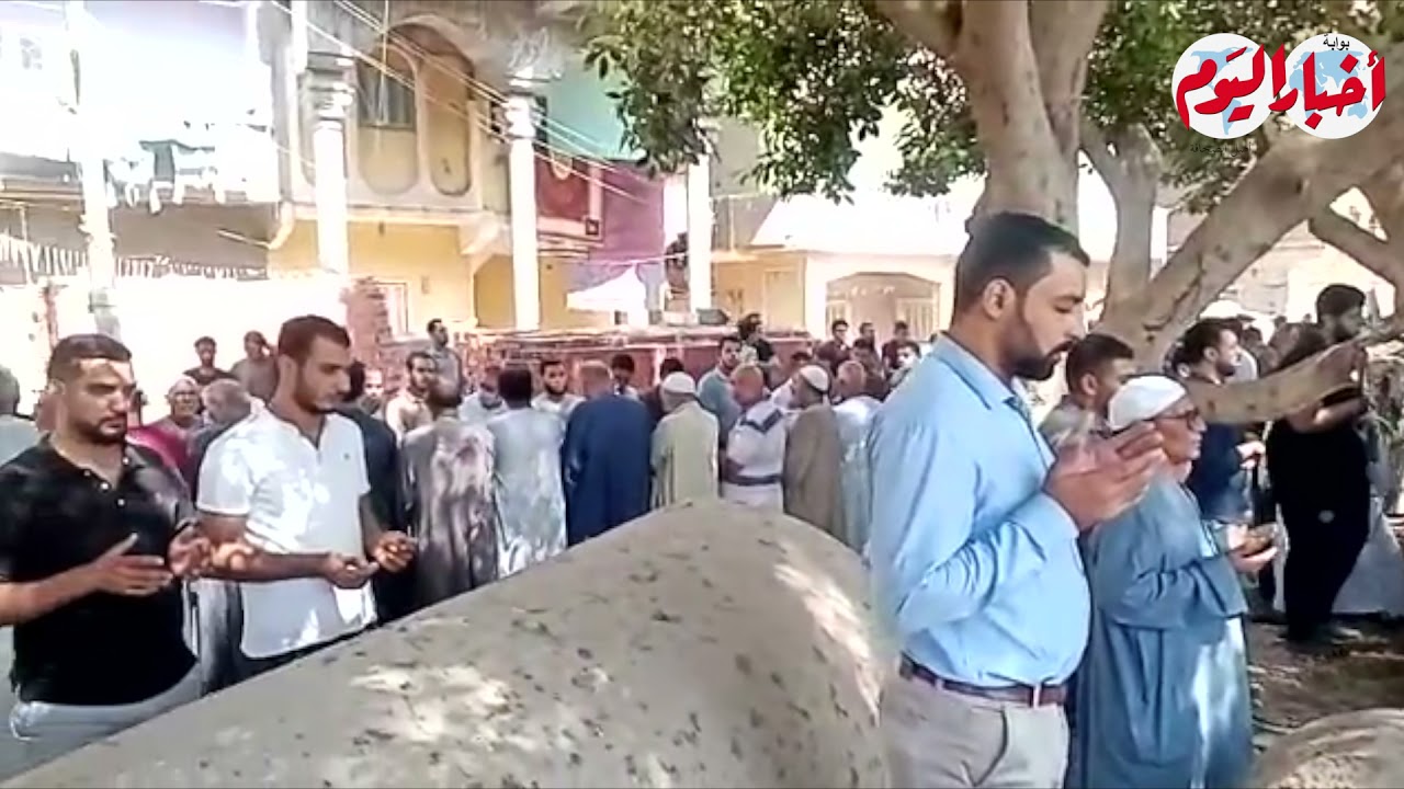 الألاف من  أهالى قرية الطود بكوم حمادة  يشيعون جثمان طالب الصيدلة الذى لقى مصرعه غرقا بمرسى مطروح