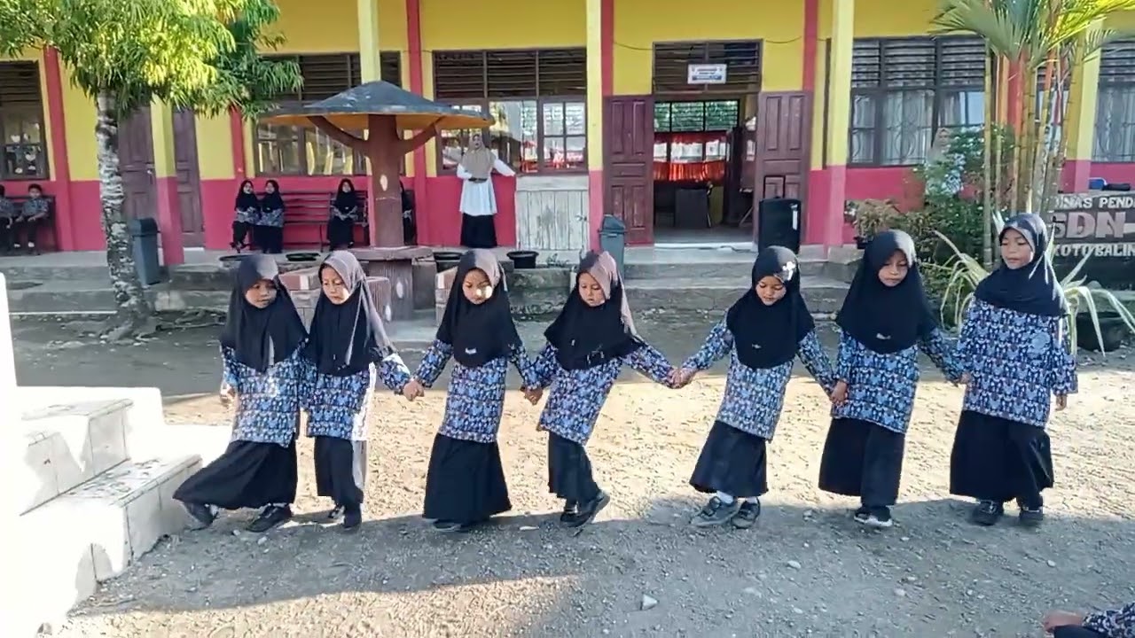 Tari Rukun Sama Teman ( Kelas 1 A SDN 02 Koto Balingka)