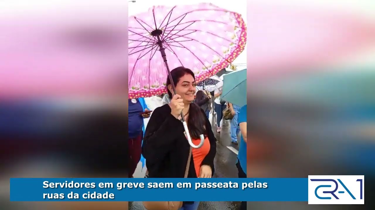 Servidores em greve saem em passeata pelas ruas da cidade