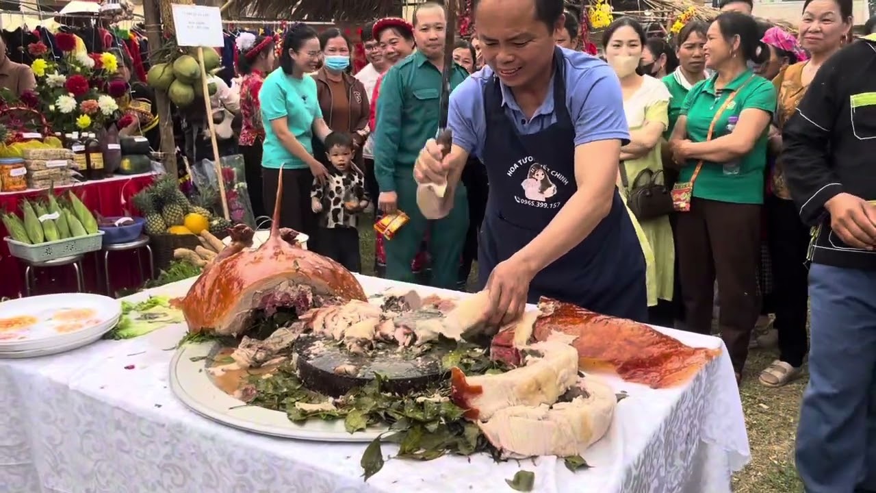 MÃN NHÃN MÀN CHẶT LỢN QUAY MỜI KHÁCH ĂN MIỄN PHÍ TẠI HỘI PHỔNG LẠNG SƠN