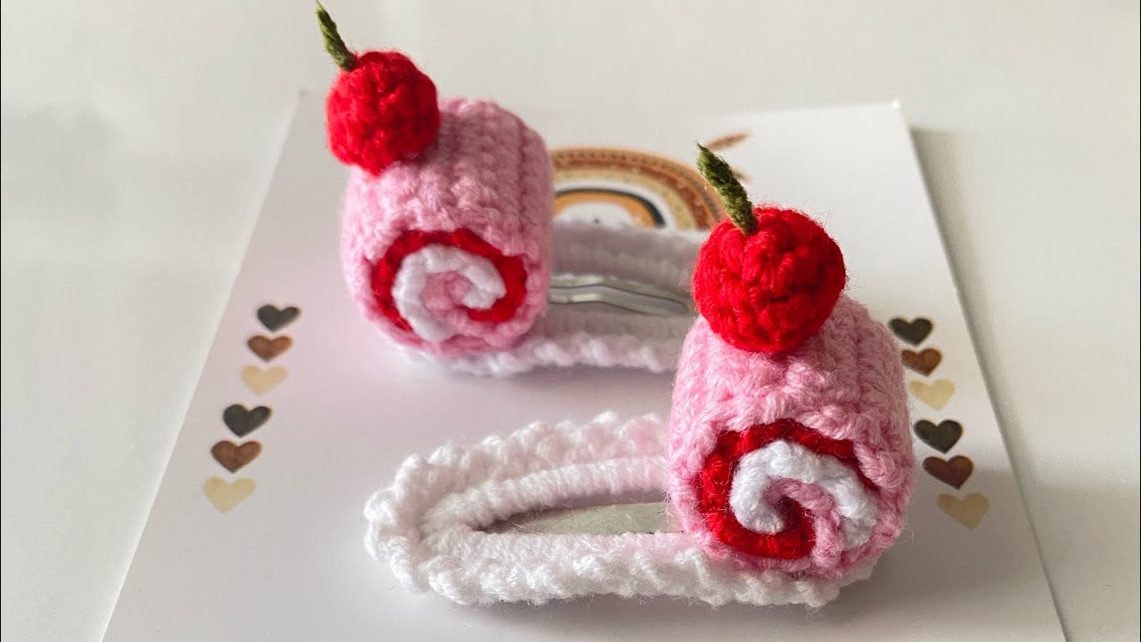 Vişneli rulo pasta çıtçıt toka yapımı. Örgü toka yapımı.hair clips crochet #örgütoka