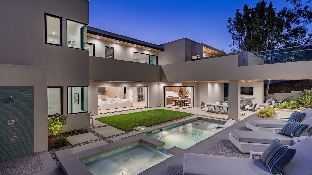 Touring a $7,995,000 ultra modern smart home in Southern California!