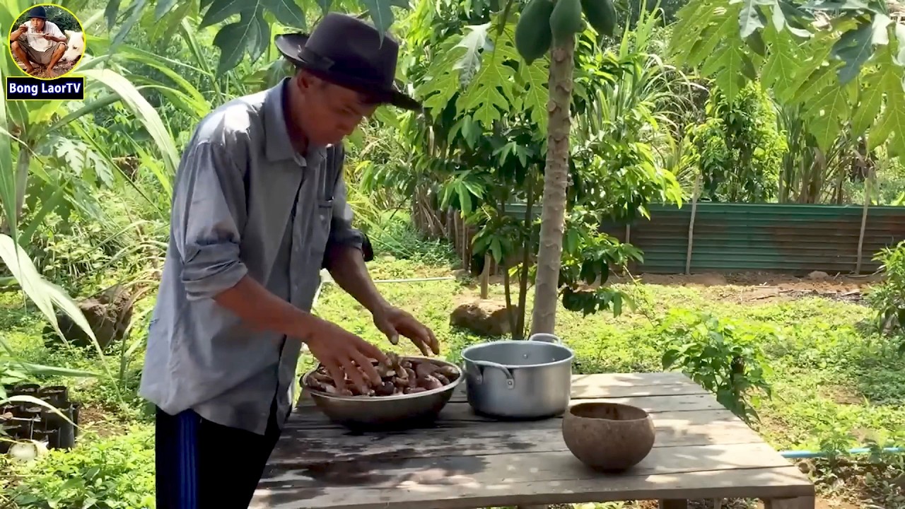 ស្ងោរផ្សិតស្មាច់ជ្រលក់កាពិស្រស់សែនឆ្ងាញ់ពិសារ Mushroom and Fresh Shrimp paste