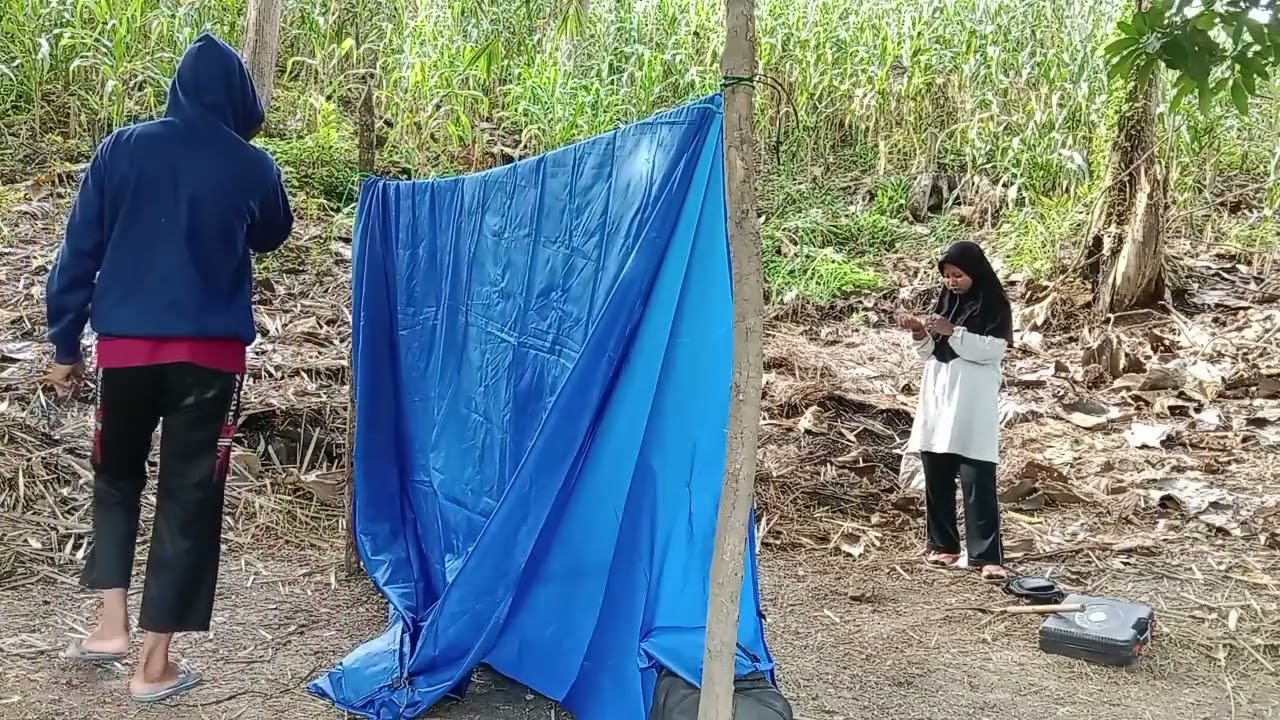 Camping bushcraft membangun tenda sederhana menikmati suasana alam di hutan belantara malam hari 
