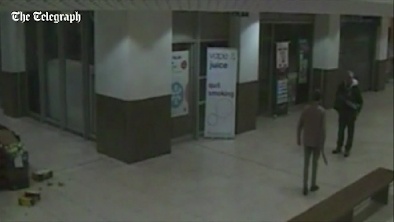 Off-duty policeman bravely tackles man with knife