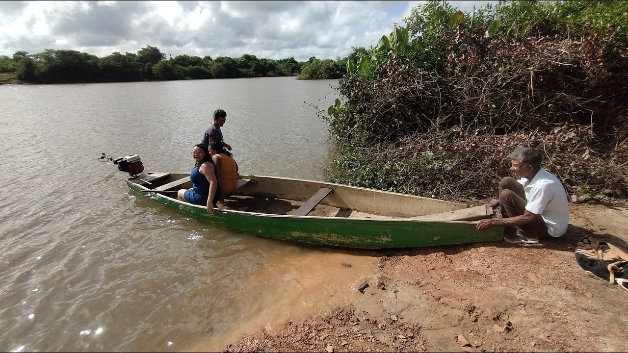 MARIA SORRIDENTE E  O PASSEIDO DE CANOA NO RIO