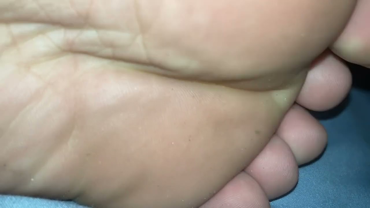 Giantess feet lick