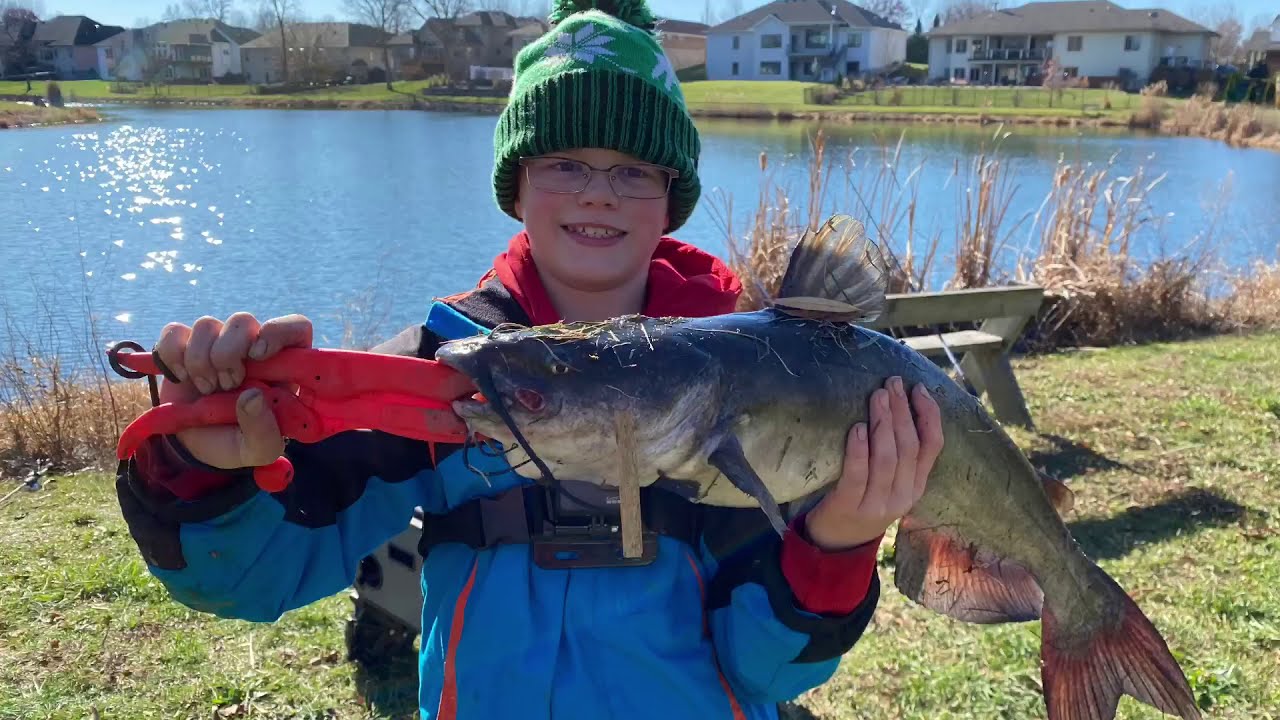 Catching a big frog and a big channel catfish at the pond