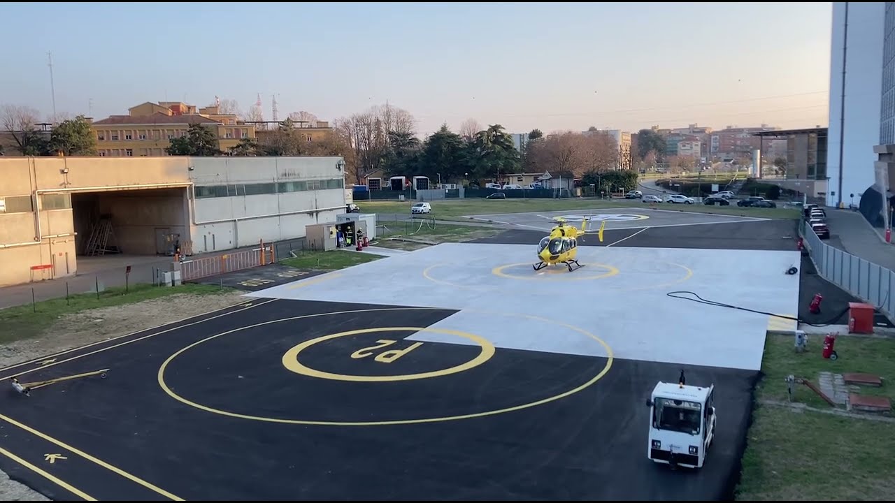 Atterraggio Eliparma I-FNTS in piazzola Ospedale Maggiore Parma  #elisoccorso #hems #elicottero