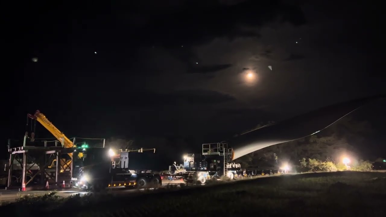 月明かりに照らされたスカニア&FTV550で夜の工事用道路を積み替え場所までブレードを一次輸送します。