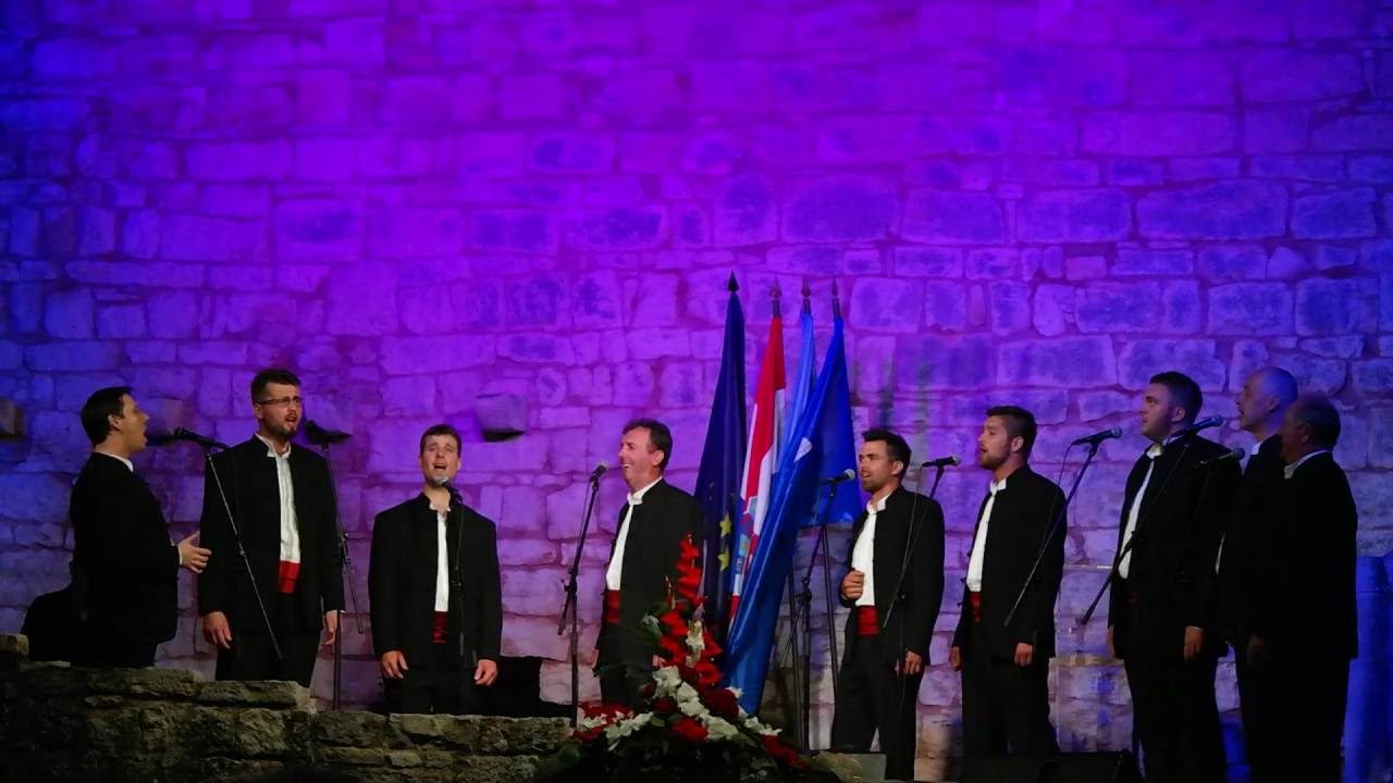 Klapa Motovun - Moja kraljice (live)
