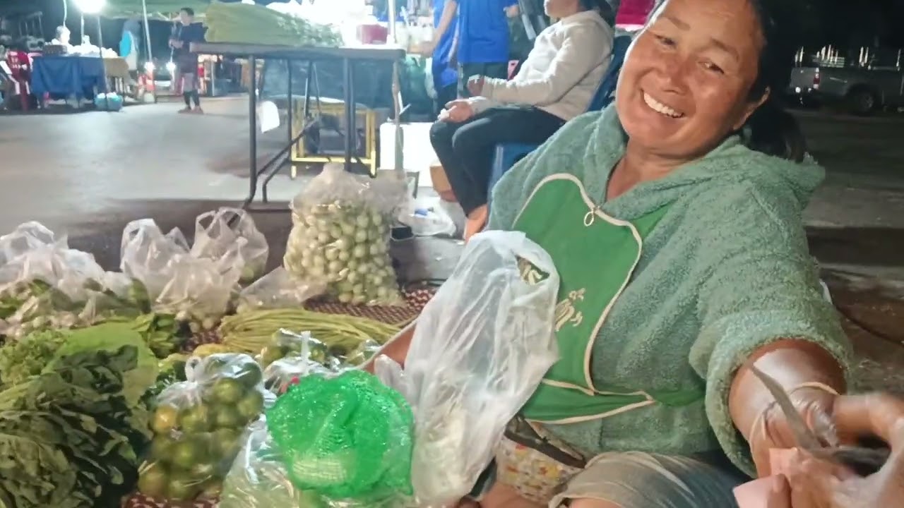 เที่ยวตลาดยามแลงเจอพี่น้อง#เที่ยวชมตลาด #ตลาดแลง #สาวนานครพนม