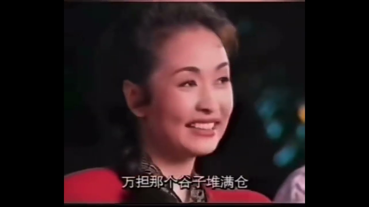【珍贵】全网唯一，彭丽媛带着自己亲弟弟彭雷和妹妹彭丽娟上节目唱歌，习近平主席在台下看（视频结尾处），彭丽媛用家乡话山东方言歌唱《沂蒙山小调》（下方附送彭丽媛刚出道最早期的唱歌青涩时期的内部视频下载）