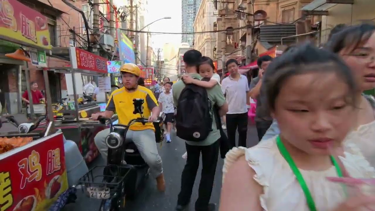 Walking Wuhan‘s July Heat: Jianghan Road Pedestrian Street | 6 July 2024