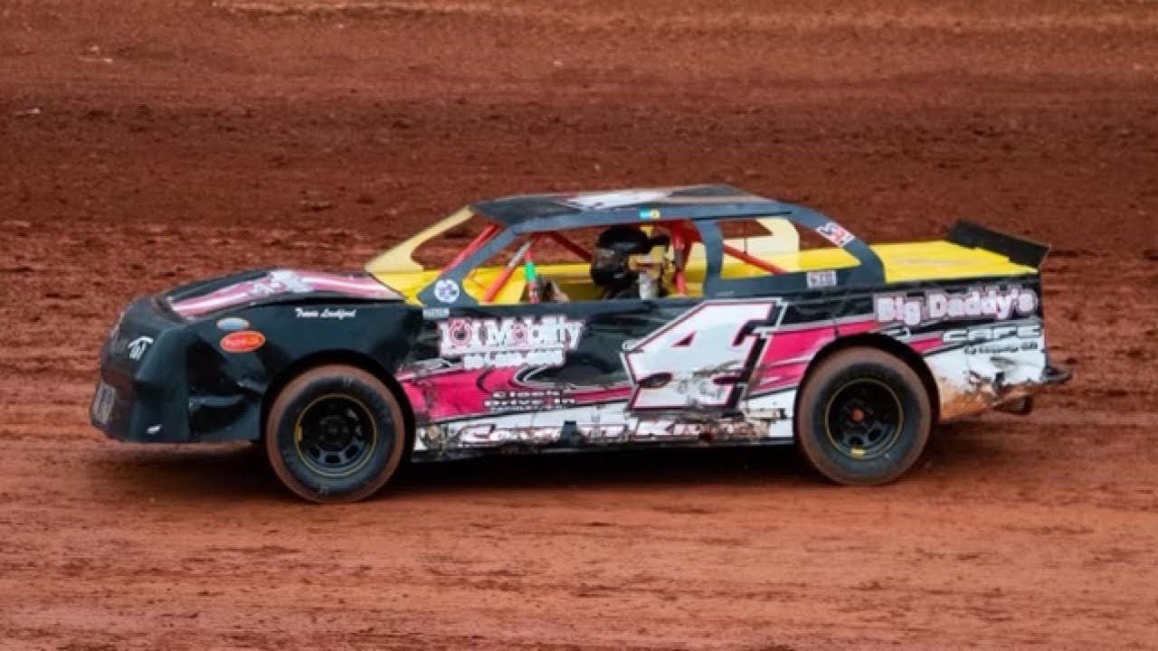 Getting Hectic At Harris Speedway!!