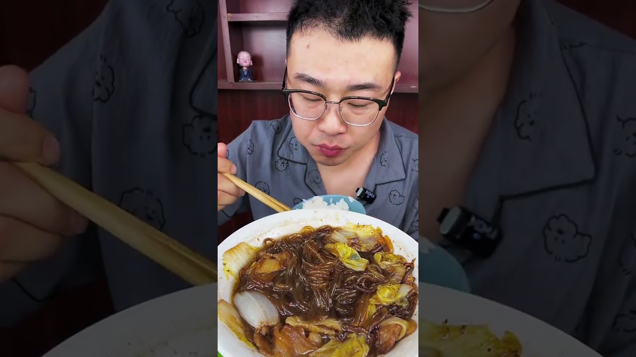 Enjoy the rich flavors of braised cabbage, silky rice noodles, and crisp fresh kimchi! 🥬🍜🌶️