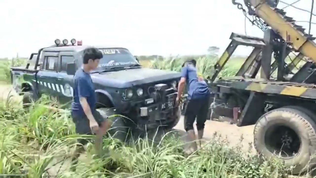 EVAKUASI grand max terguling masuk sungai 