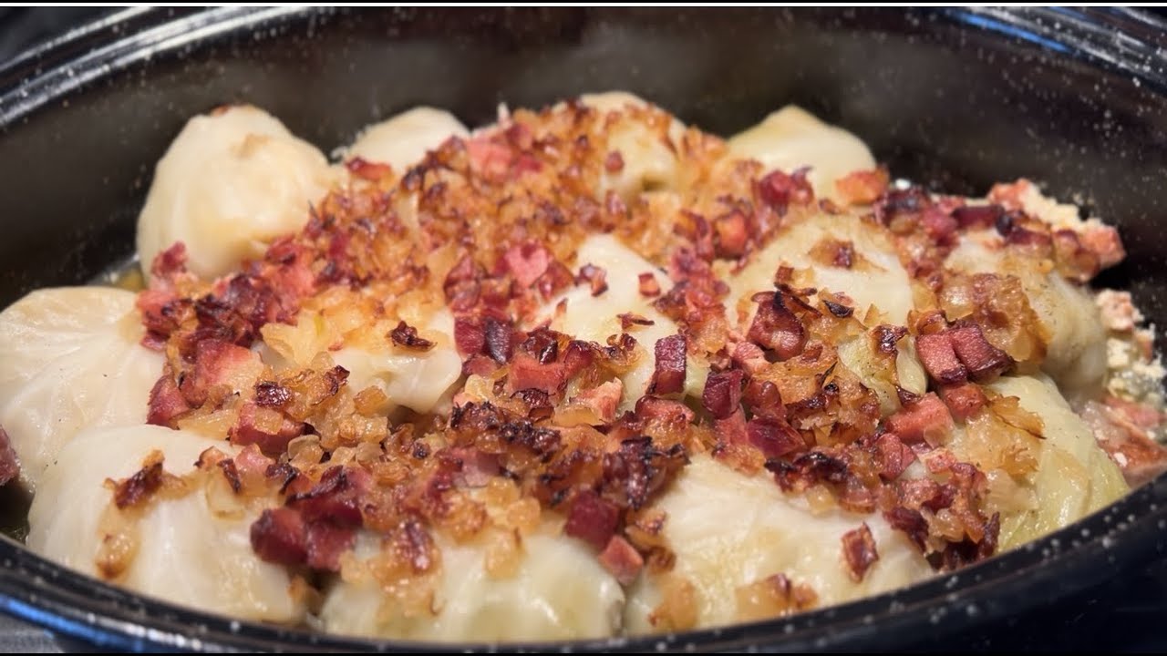 Cabbage rolls with potatoes, drizzled with onion and bacon / Gołąbki z ziemniakami
