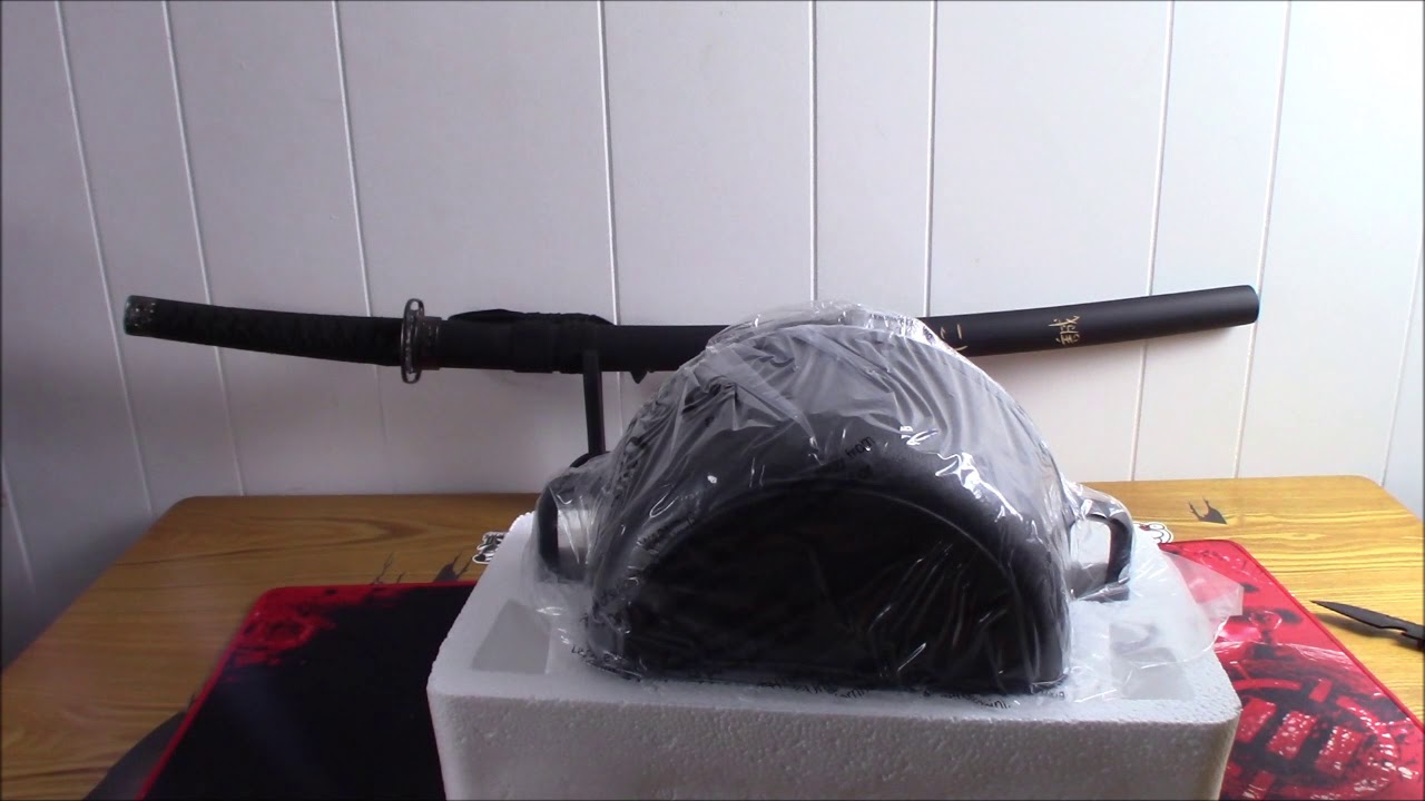 Unboxing My Amazon Basics Pre Seasoned Cast Iron Dutch Oven with Dual Handles 5 Quart Pot