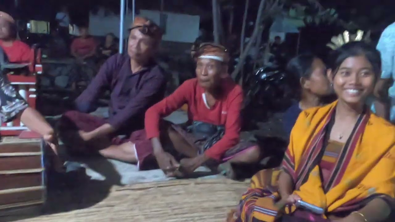 Tradisi unik lombok aca minangin gong grrantung 