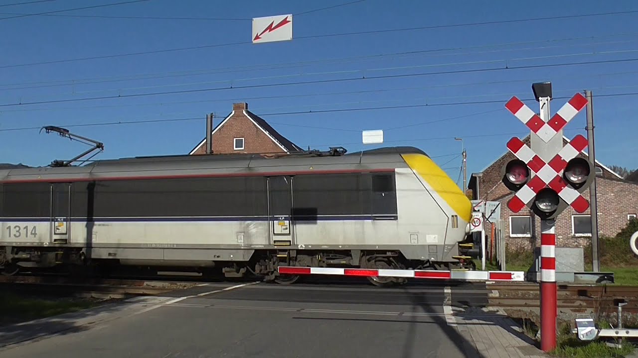 Spoorwegovergang Oudegem/ Passage a Niveau Audeghem/ Railroad-/ Level Crossing/ Bahn&uuml;bergang