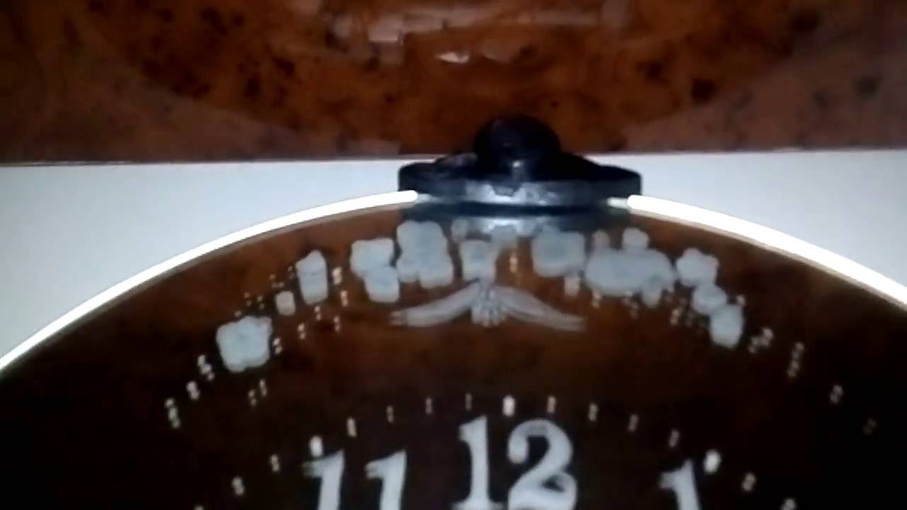 Секрет, как повесить на стену картину, часы и другое?