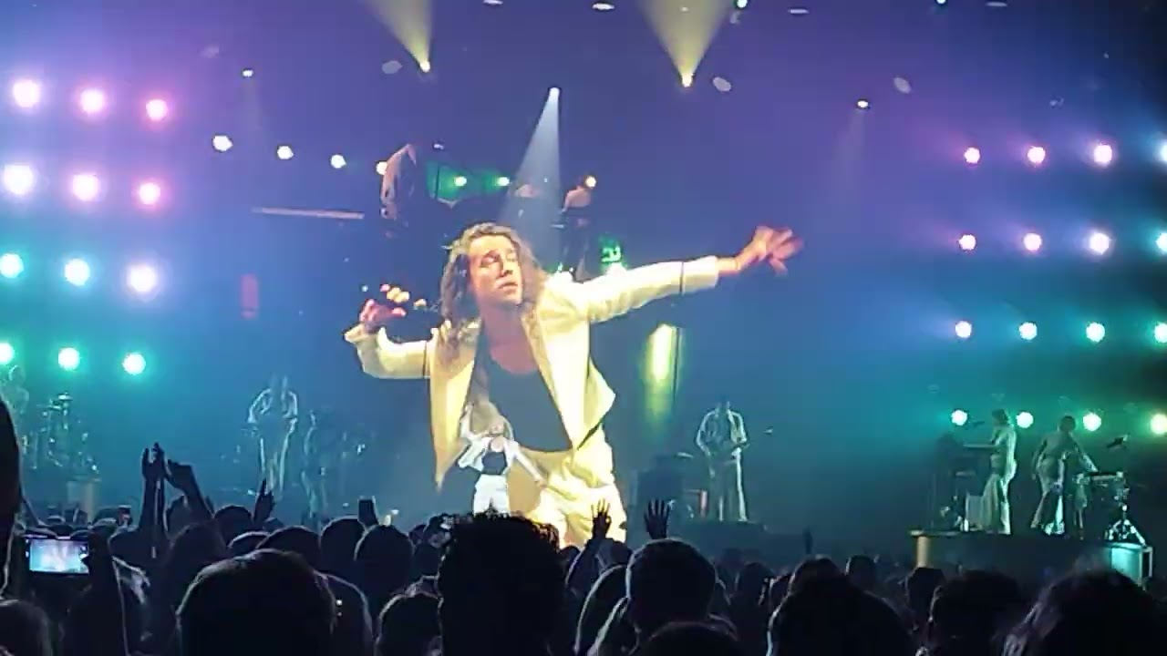 Julien Doré en concert a l'accor Arena 05 avril 2025  #cococaline @juliendoreofficiel