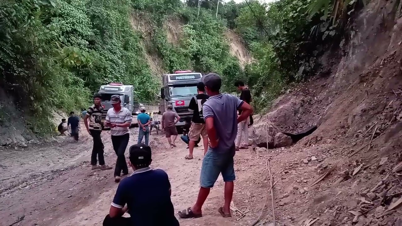 Cửa khẩu Nam giang Đà Nẵng. Trời nắng mà vẫn tua bánh lên không được. 