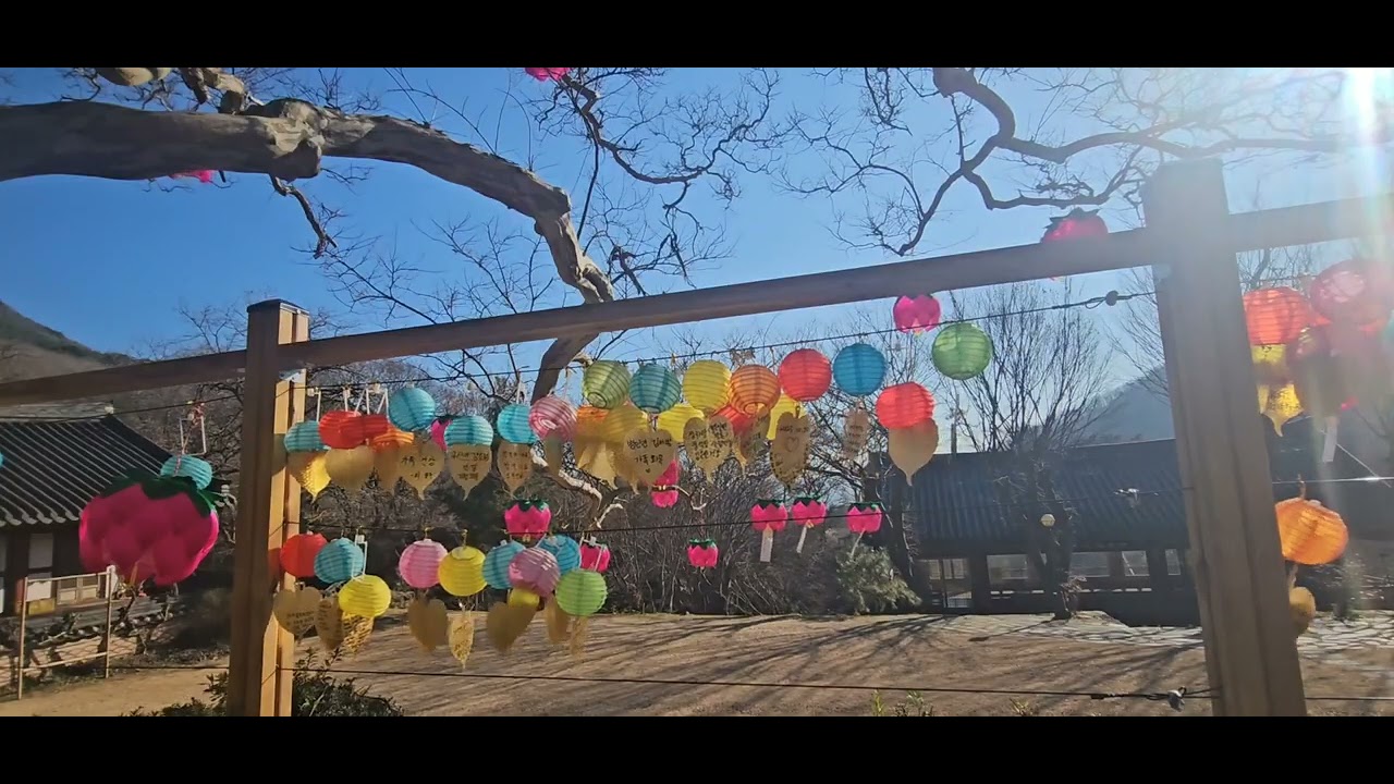 소원의 종이는 바람에 펄럭이고 멀리서 불경 노래소리 소원을 부처님 귀에 닿는다..