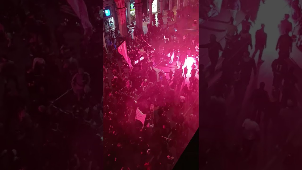 I tifosi del Genoa festeggiano per il funerale della Sampdoria in serieC