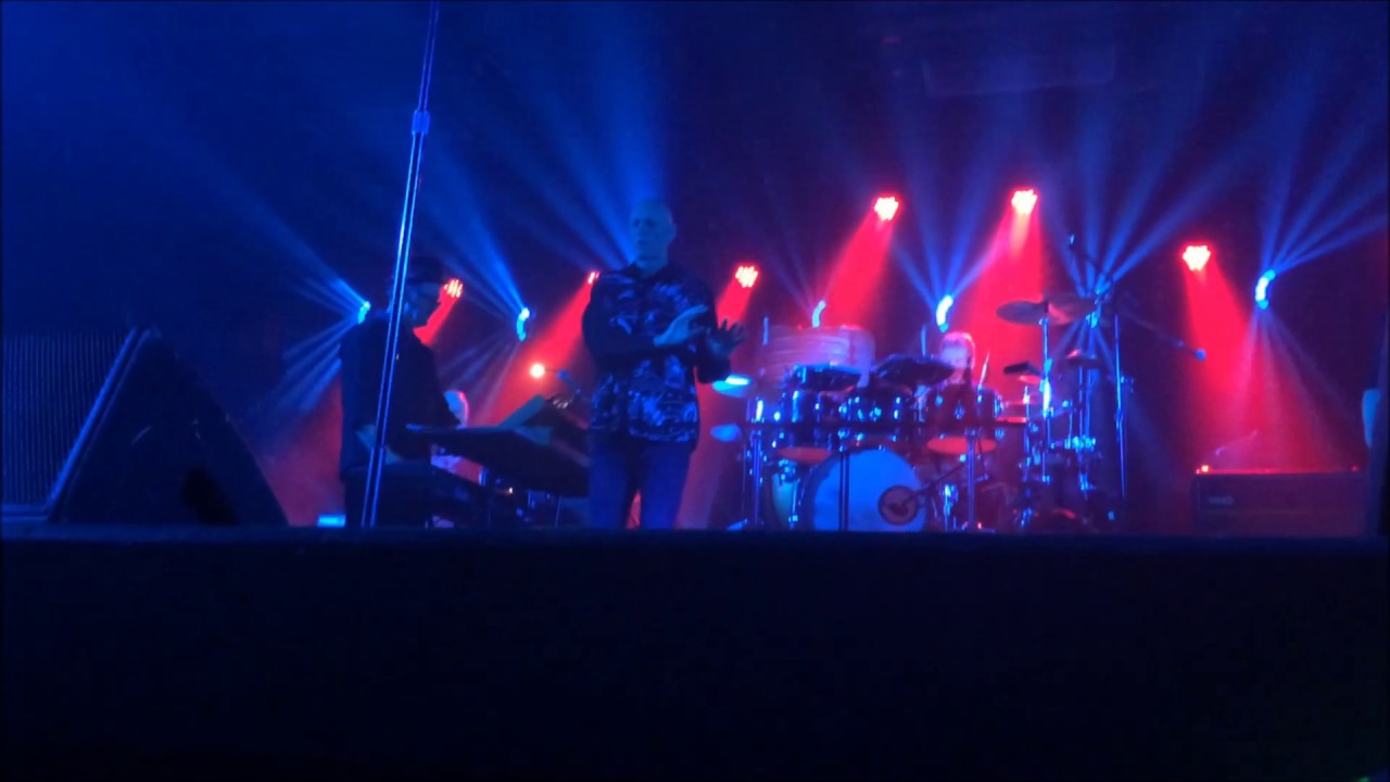Midnight Oil - Outside World & Only The Strong (live)