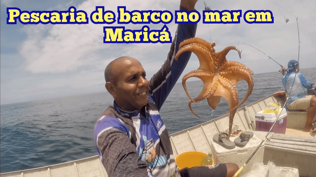 Pescaria de  barco no mar em Maricá