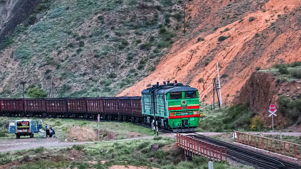 Diesel locomotive 2TE10V-4672/4002 with a freight train passes through the Boom Gorge.