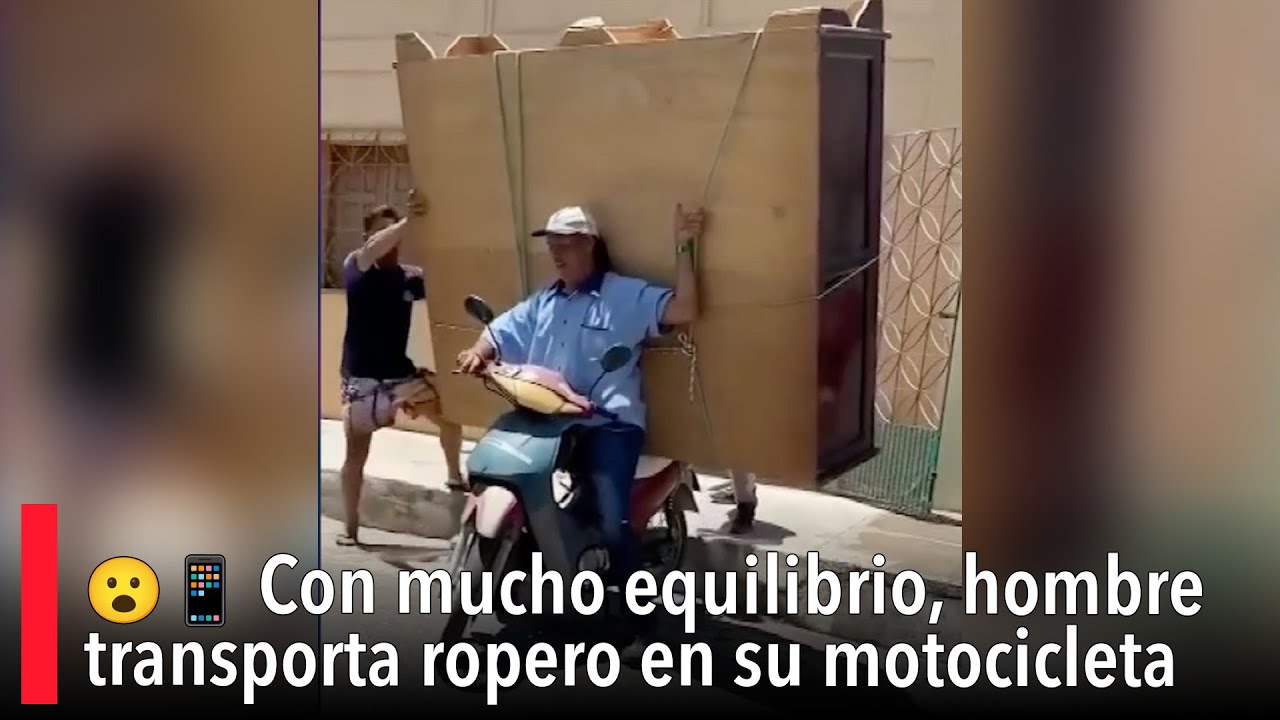 😮📱 Con mucho equilibrio, hombre transporta ropero en su motocicleta