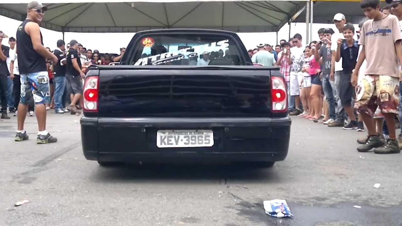 Saveiro com suspens&atilde;o a ar r&aacute;pida dando um 