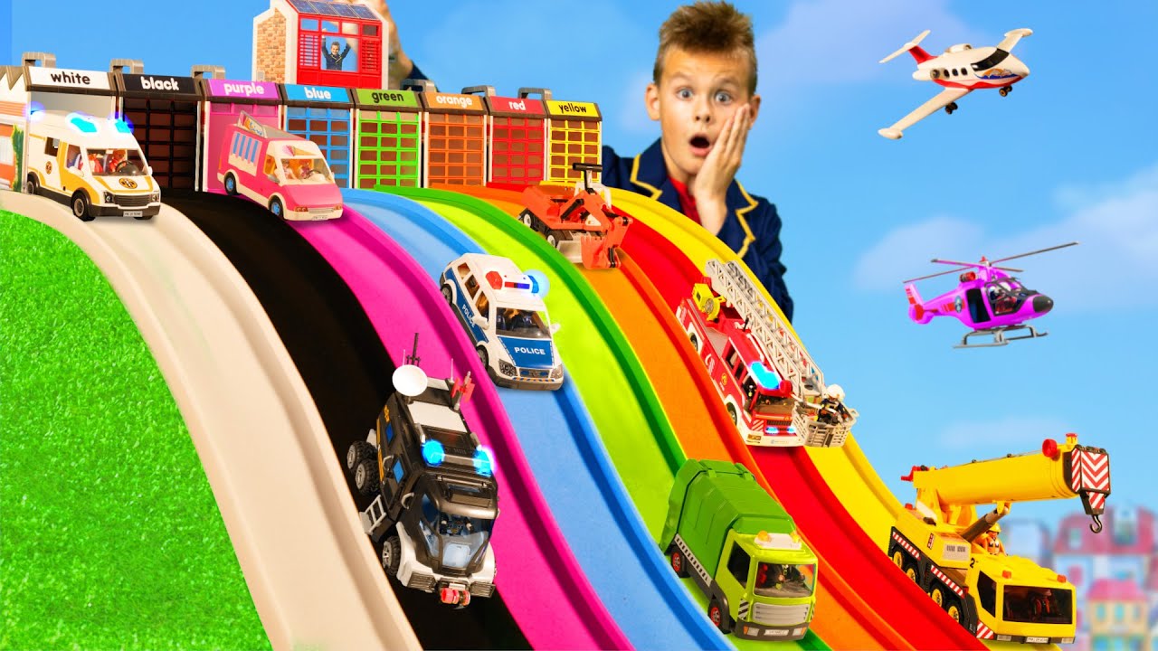 Les enfants jouent avec des petites voitures et des toboggans